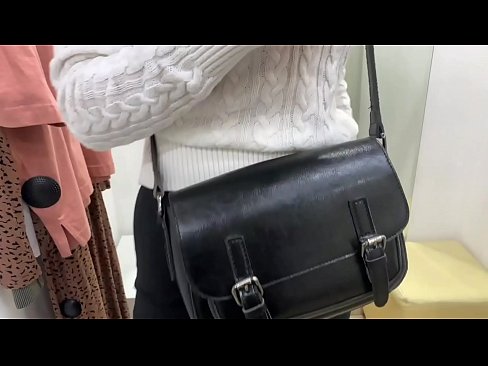 ❤️ Masturbazzjoni pubblika tal-kelba żagħżugħa FeralBerry b'dildo fil-kamra tal-armar ️ Sluts f'mt.pornofilmtv.ru ❤